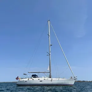 Hotel en barco Beautiful And Comfortable Sailboat With Secure Parking Available, Barcelona